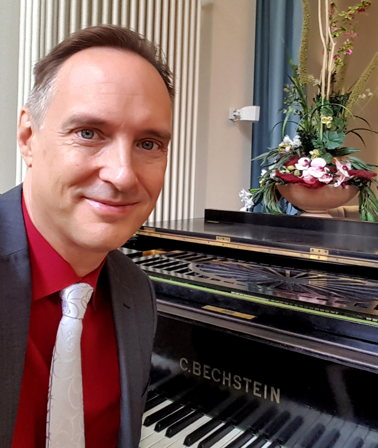 Klaus Sedl am Bechstein-Flügel bei einer festlichen Veranstaltung
